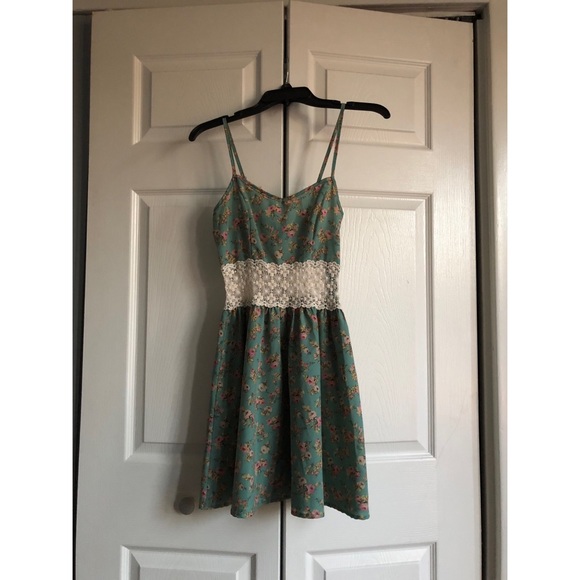 Forever 21 Dresses & Skirts - Chiffon Mini Dress